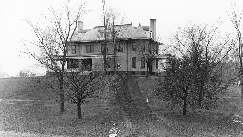 Black and white image of the Knoll in 1901
