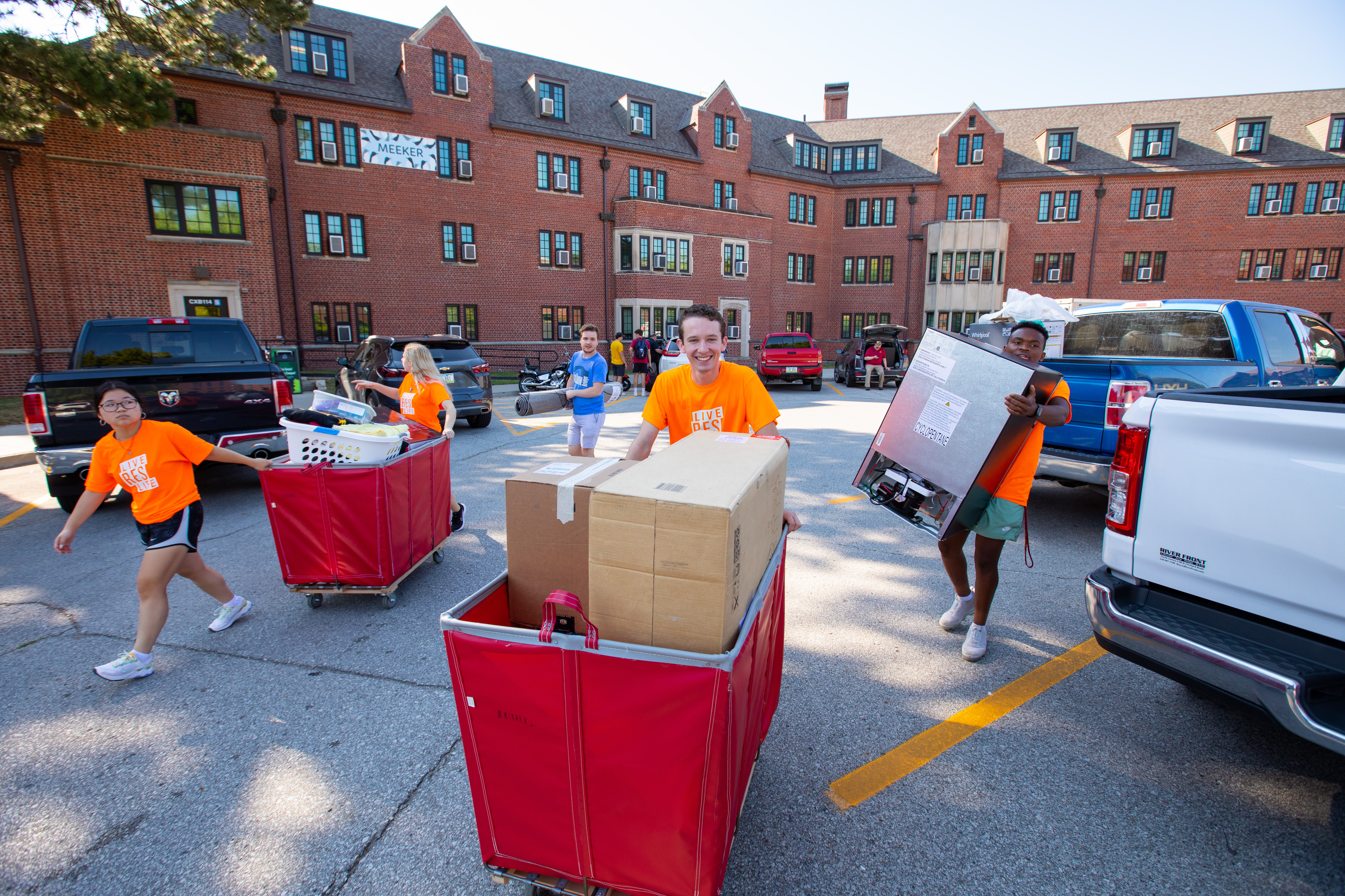 Volunter crews moving student items into Friley Hall