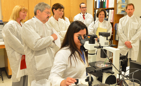 Gov. Branstad in Vet Met lab