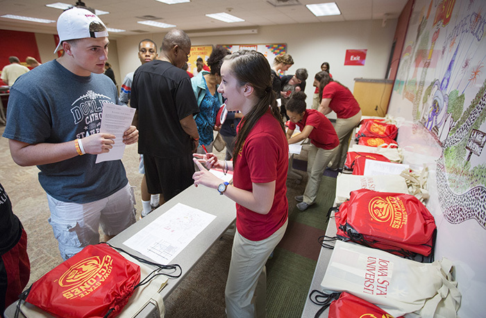 Cyclone Aide student shares information with an orientation stud