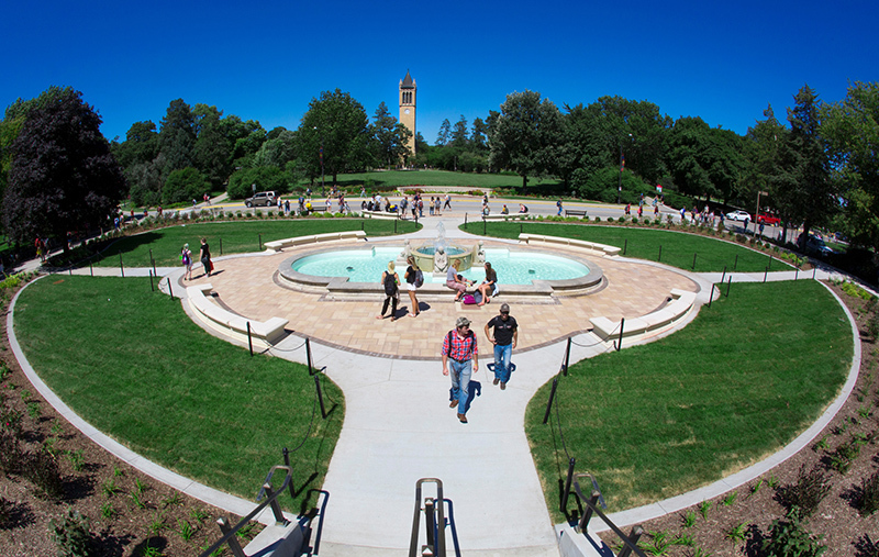 birdseye view of the Memorial Union front lawn and fountain scul