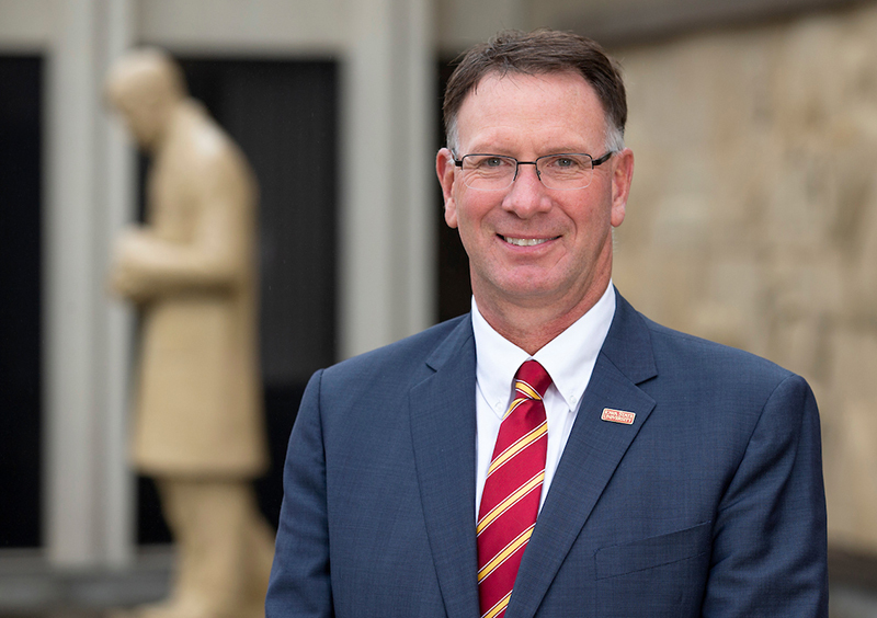 Veterinary Medicine dean Dan Grooms