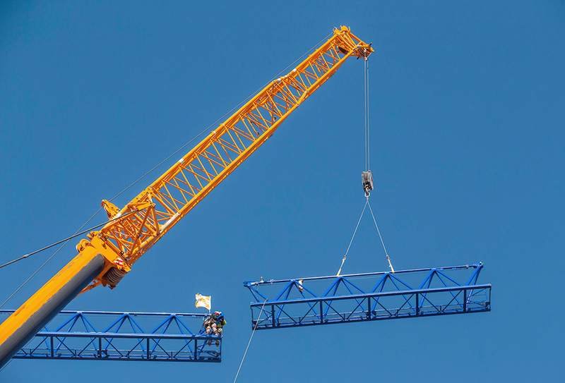 Crew dismantles tower crane