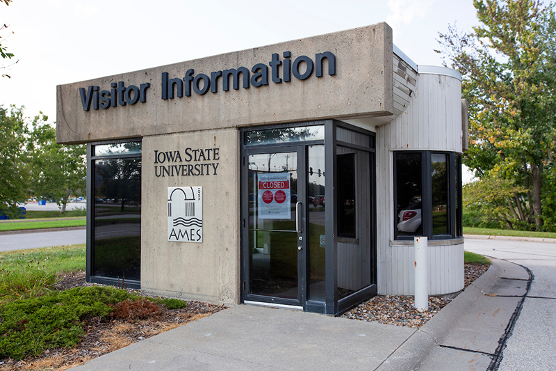 Information building adjacent to University Boulevard
