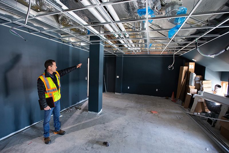 Project manager explains a conference room.