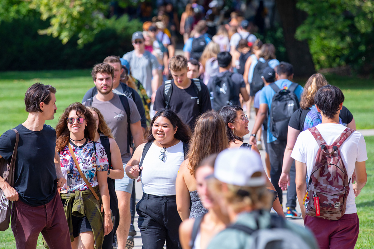 Students fill a campus sidewalk on the first day of fall semeste